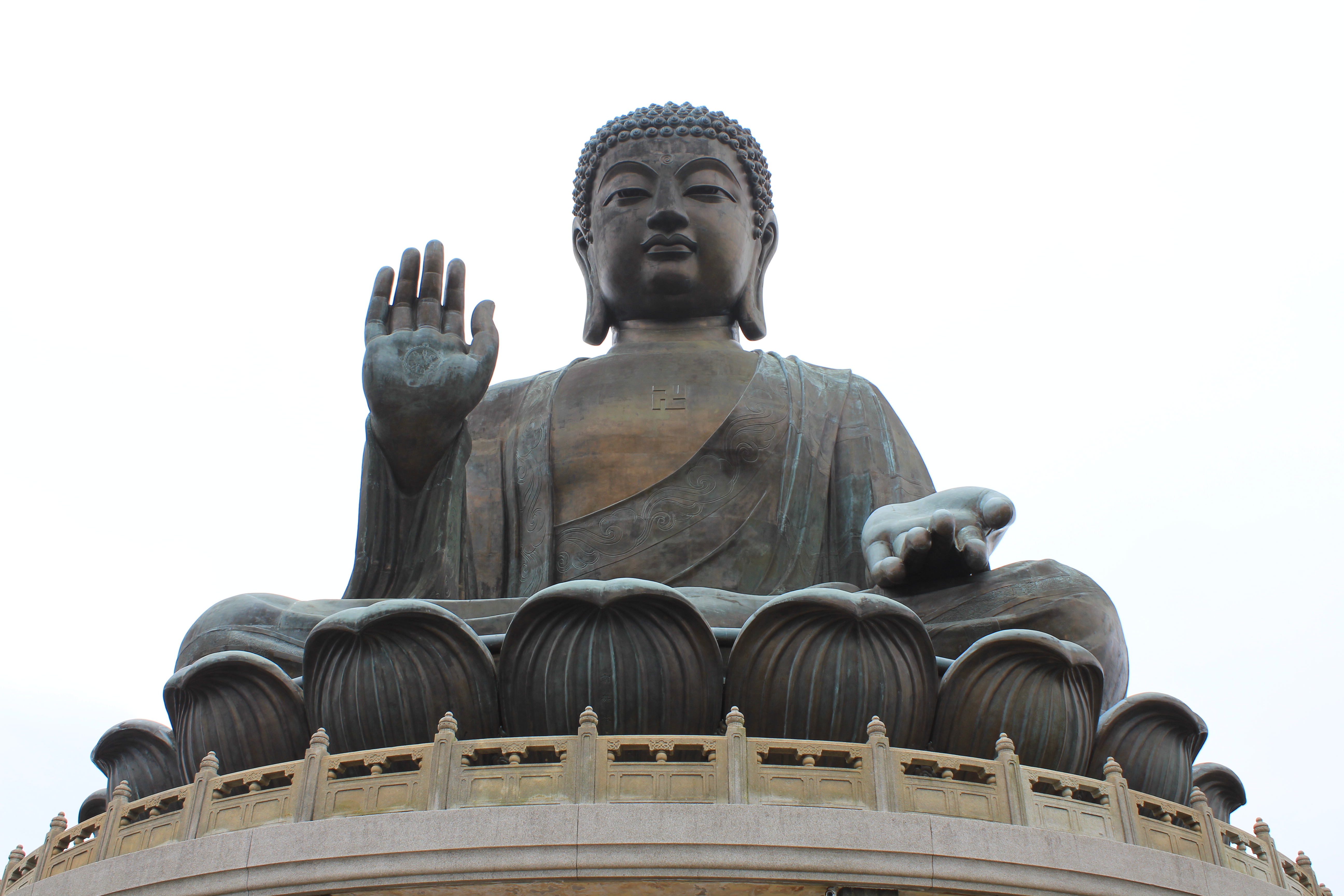 Tervehtivä buddha-patsas.